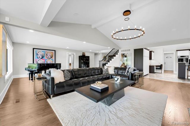 3816 W Maple Road, Bloomfield Hills, MI 48301