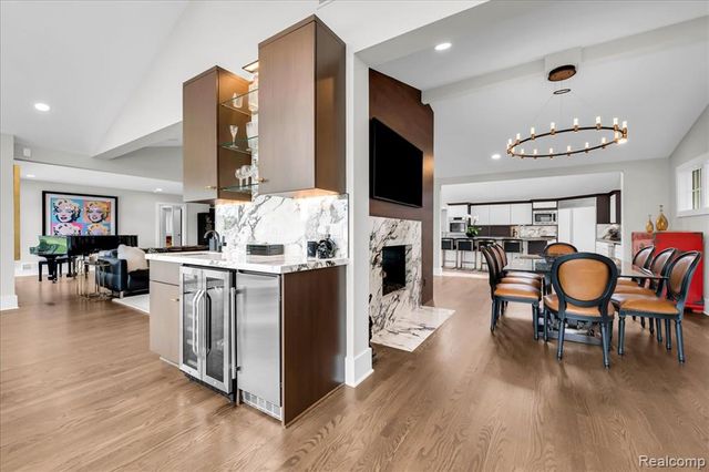 3816 W Maple Road, Bloomfield Hills, MI 48301