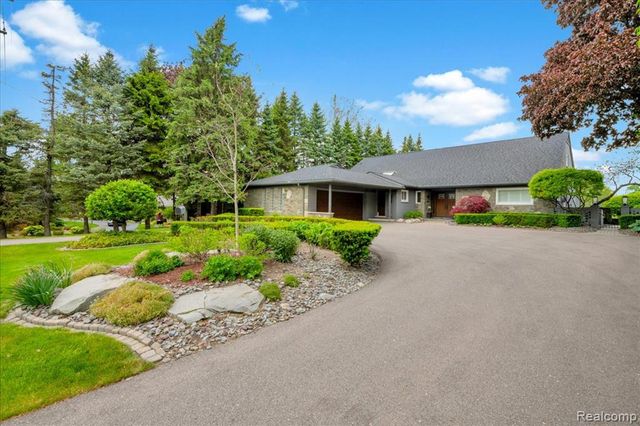 3816 W Maple Road, Bloomfield Hills, MI 48301