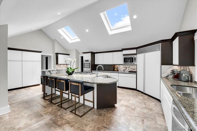 3816 W Maple Road, Bloomfield Hills, MI 48301