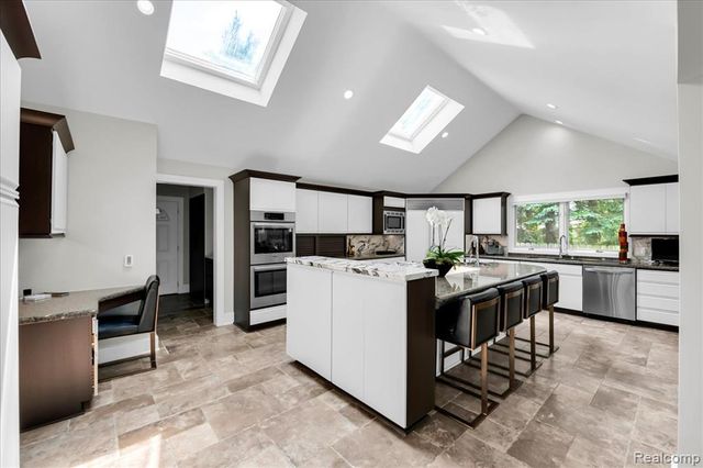 3816 W Maple Road, Bloomfield Hills, MI 48301