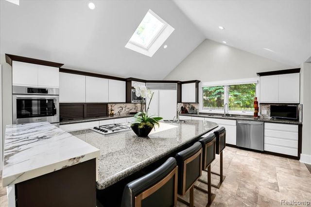3816 W Maple Road, Bloomfield Hills, MI 48301
