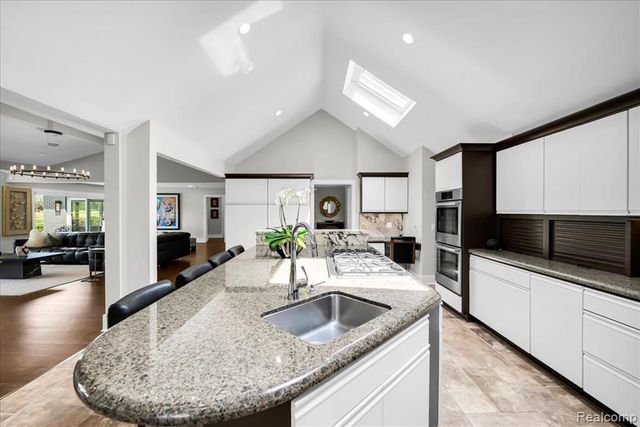 3816 W Maple Road, Bloomfield Hills, MI 48301