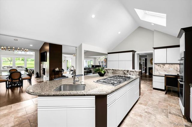 3816 W Maple Road, Bloomfield Hills, MI 48301