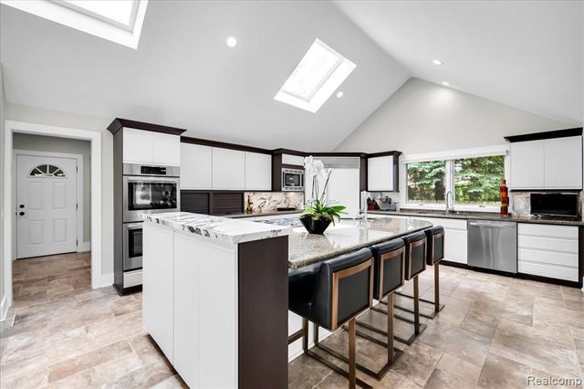 3816 W Maple Road, Bloomfield Hills, MI 48301