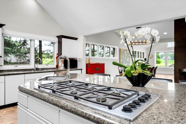 3816 W Maple Road, Bloomfield Hills, MI 48301