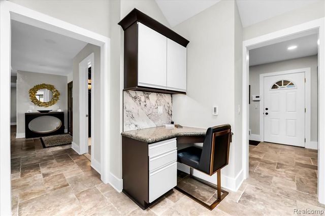 3816 W Maple Road, Bloomfield Hills, MI 48301