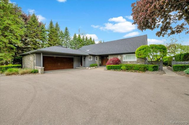 3816 W Maple Road, Bloomfield Hills, MI 48301