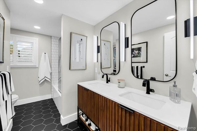 3816 W Maple Road, Bloomfield Hills, MI 48301