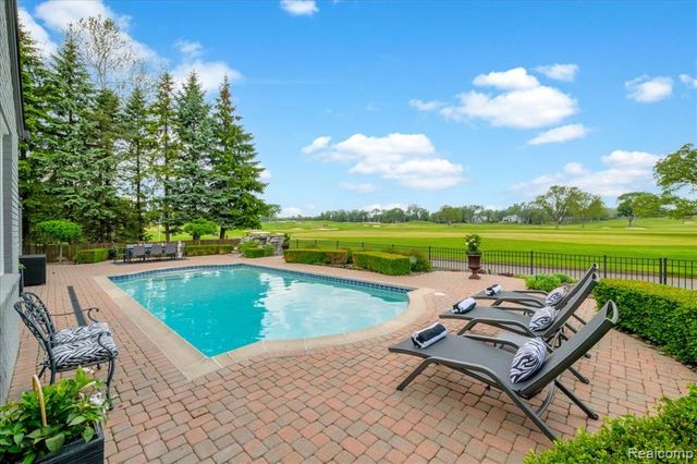 3816 W Maple Road, Bloomfield Hills, MI 48301