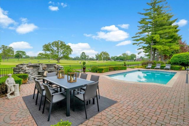 3816 W Maple Road, Bloomfield Hills, MI 48301
