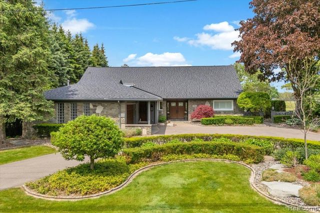 3816 W Maple Road, Bloomfield Hills, MI 48301
