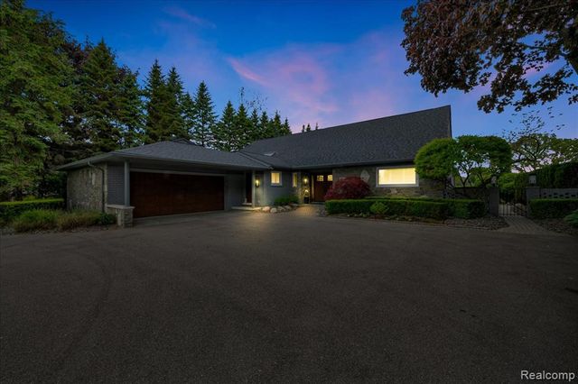 3816 W Maple Road, Bloomfield Hills, MI 48301