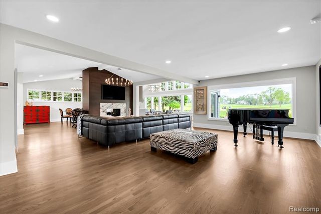 3816 W Maple Road, Bloomfield Hills, MI 48301