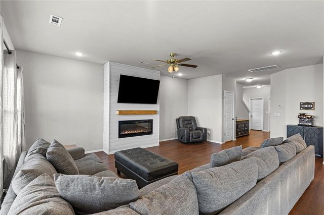 635 Woodcreek Loop, Lowell, AR 72745