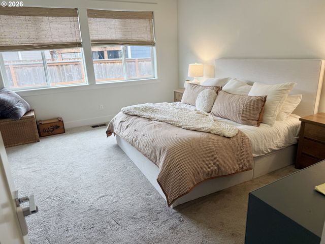 2893 4TH St, Hubbard, OR 97032