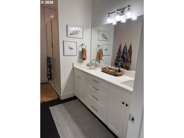 2893 4TH St, Hubbard, OR 97032