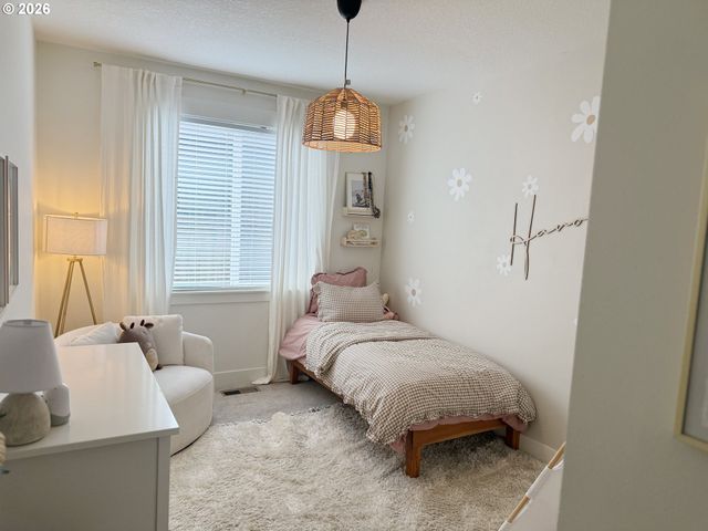 2893 4TH St, Hubbard, OR 97032