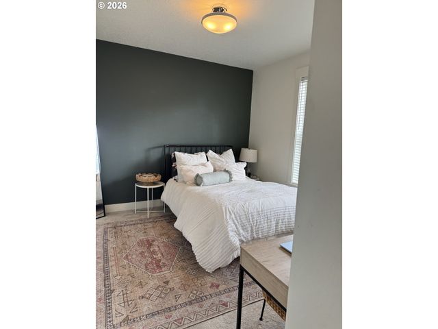 2893 4TH St, Hubbard, OR 97032