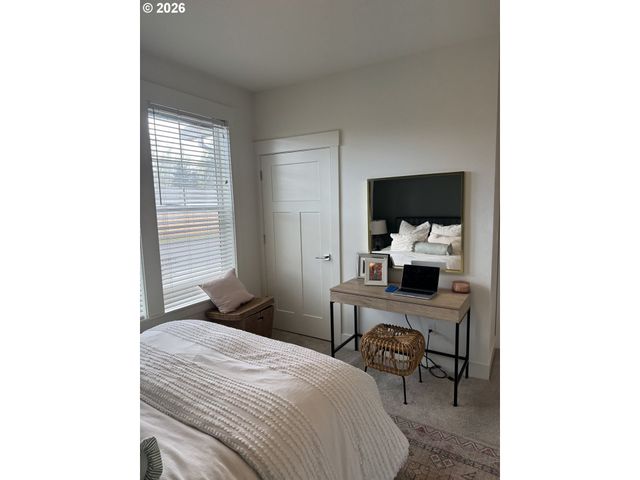 2893 4TH St, Hubbard, OR 97032