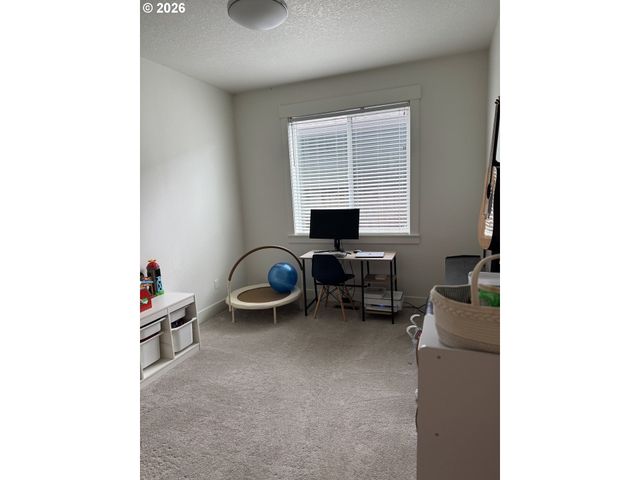 2893 4TH St, Hubbard, OR 97032