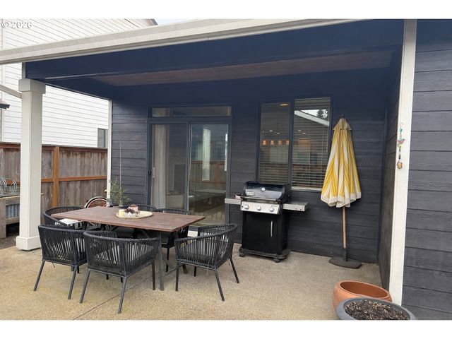 2893 4TH St, Hubbard, OR 97032