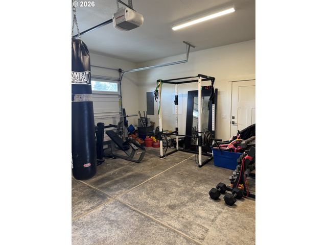 2893 4TH St, Hubbard, OR 97032