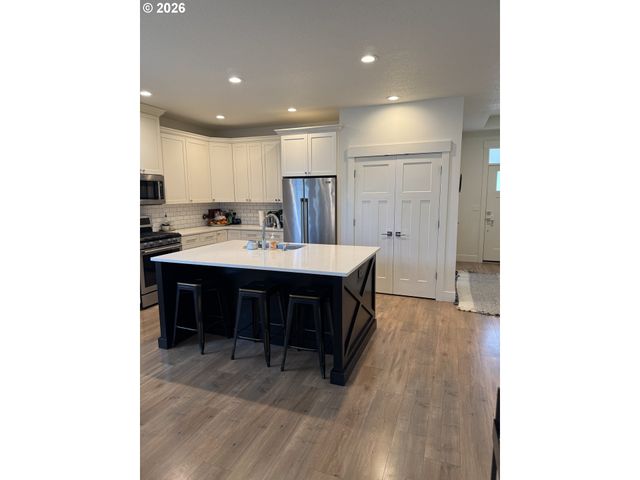 2893 4TH St, Hubbard, OR 97032