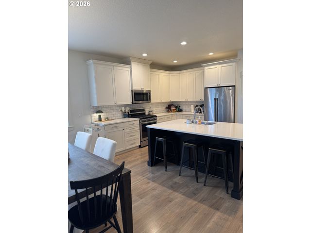 2893 4TH St, Hubbard, OR 97032