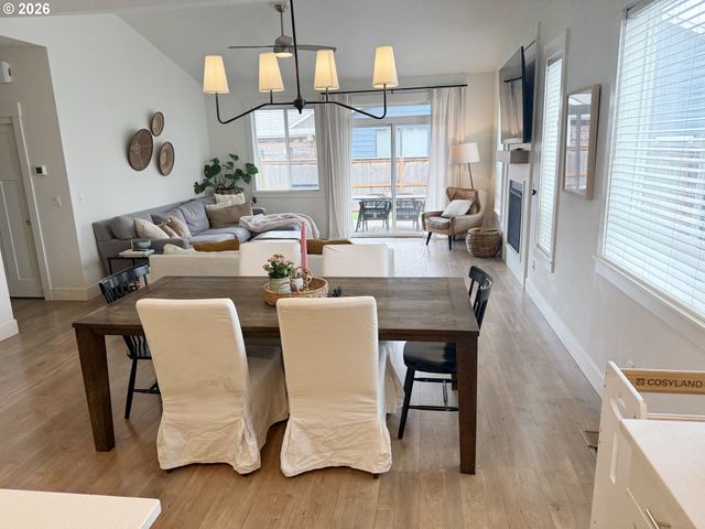 2893 4TH St, Hubbard, OR 97032