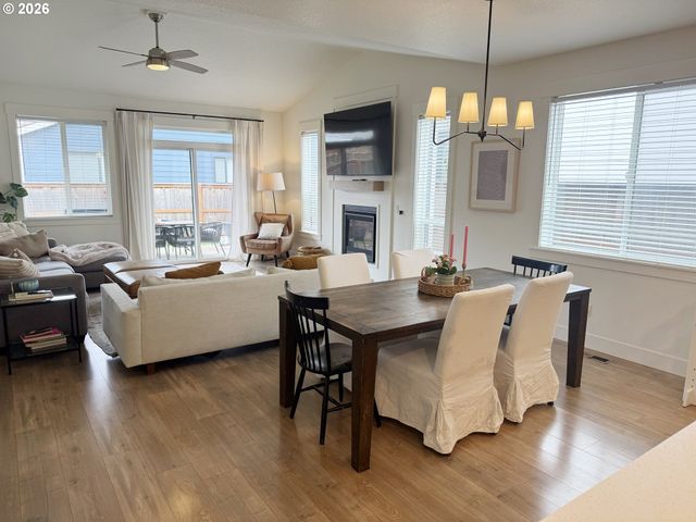 2893 4TH St, Hubbard, OR 97032