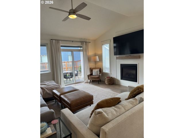 2893 4TH St, Hubbard, OR 97032