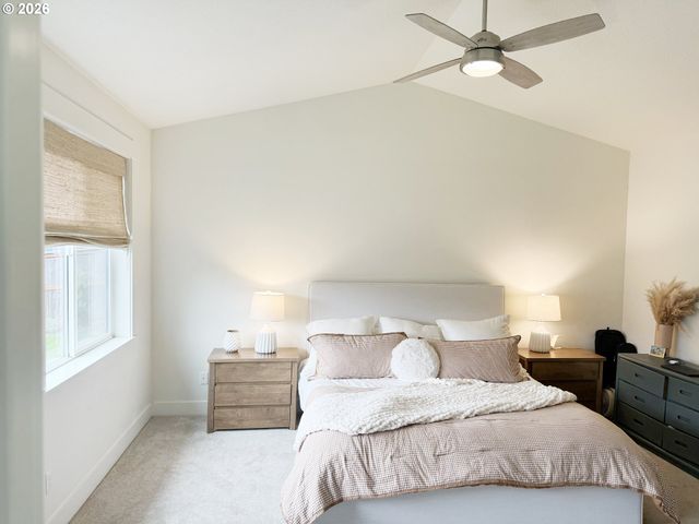 2893 4TH St, Hubbard, OR 97032