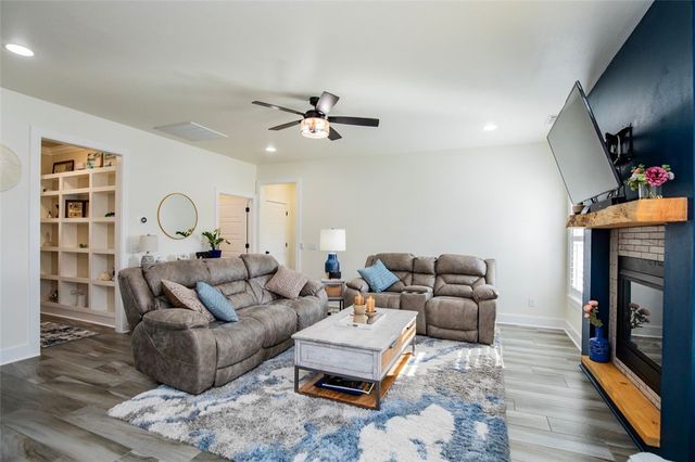 805 Hampstead Heath, Cave Springs, AR 72718