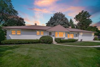 201 N Elmhurst Avenue, Mount Prospect, IL 60056