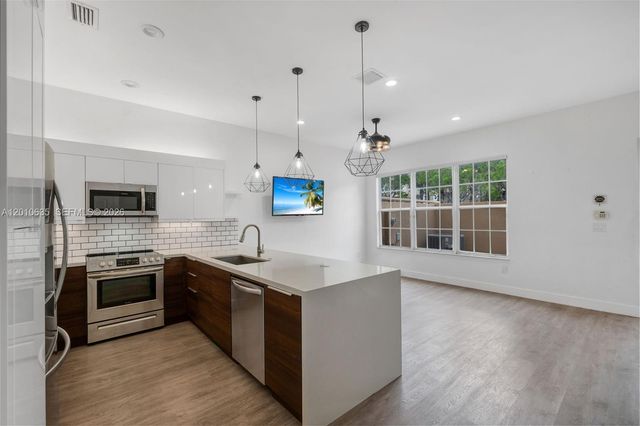 483 SW 147th Ter 2-48, Pembroke Pines, FL 33027