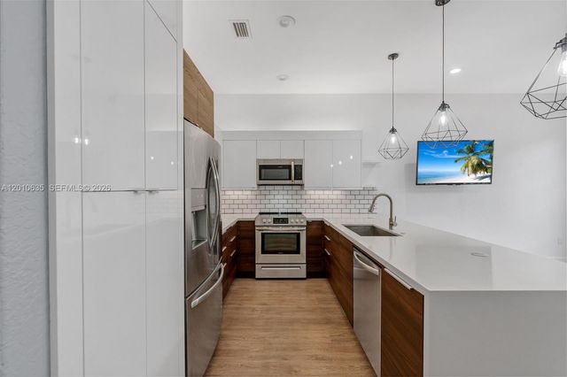 483 SW 147th Ter 2-48, Pembroke Pines, FL 33027