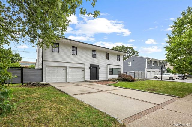 26 Roseanne Drive, Woodbury, NY 11797