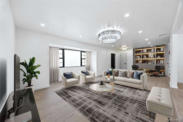 26 Roseanne Drive, Woodbury, NY 11797