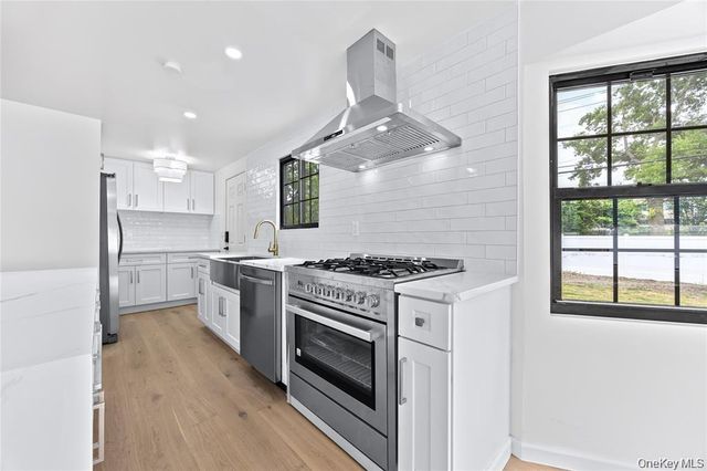 26 Roseanne Drive, Woodbury, NY 11797