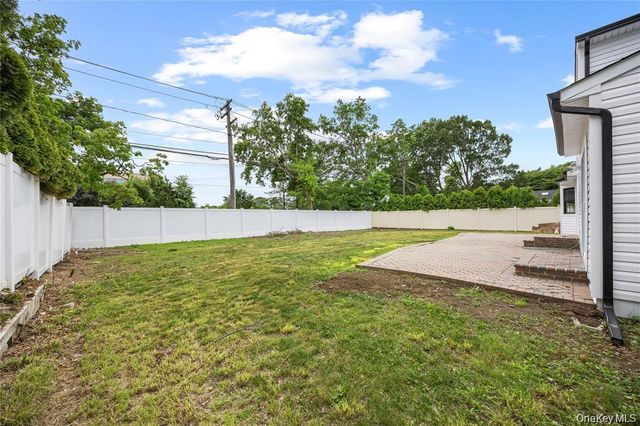 26 Roseanne Drive, Woodbury, NY 11797