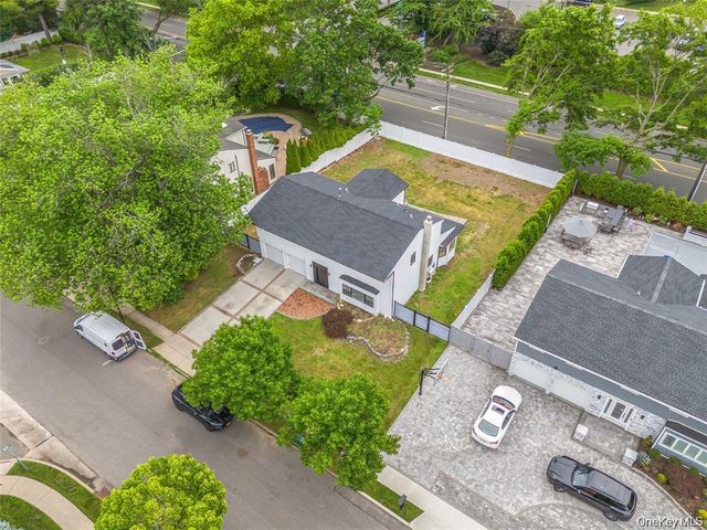 26 Roseanne Drive, Woodbury, NY 11797