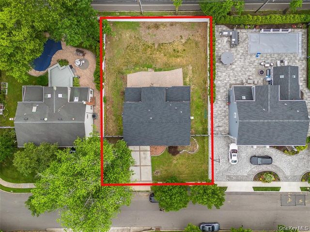 26 Roseanne Drive, Woodbury, NY 11797