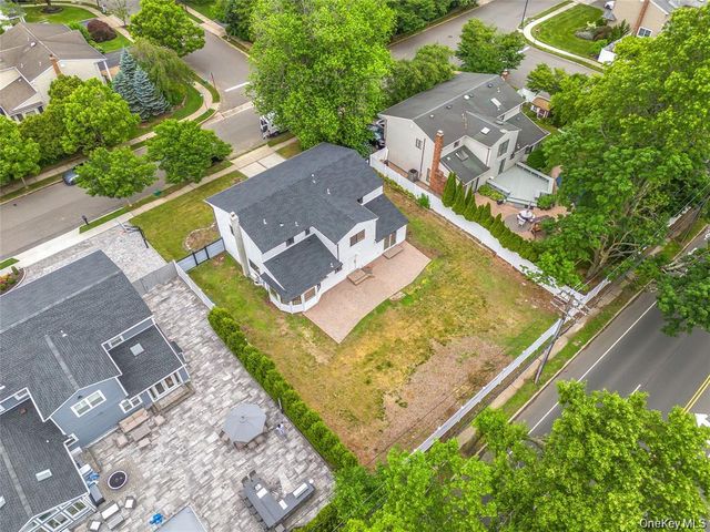 26 Roseanne Drive, Woodbury, NY 11797