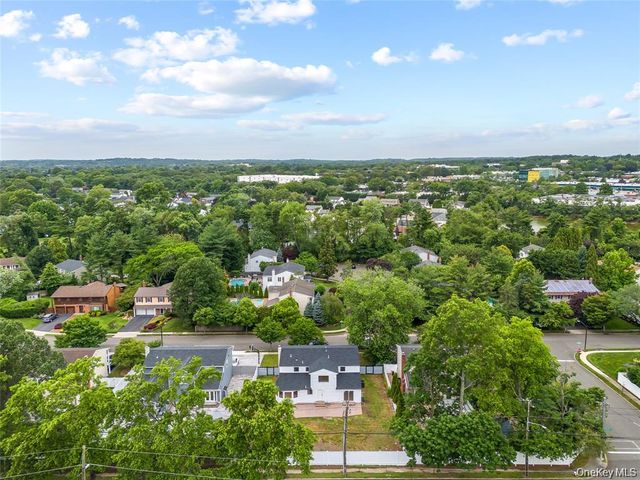 26 Roseanne Drive, Woodbury, NY 11797