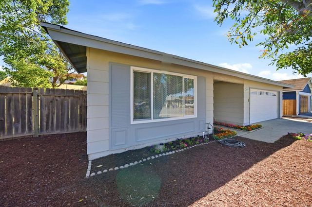 1835 Debra Lane, Vista, CA 92084