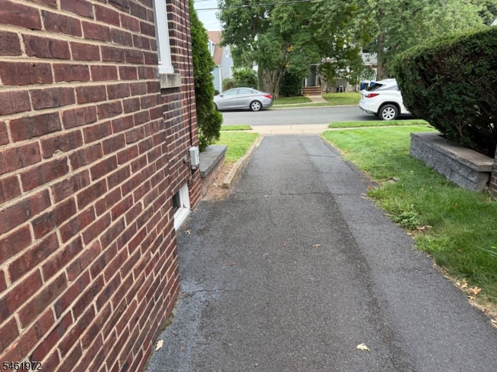 Image 5 of property listing at 830 Travers St, Union Twp., NJ 07083