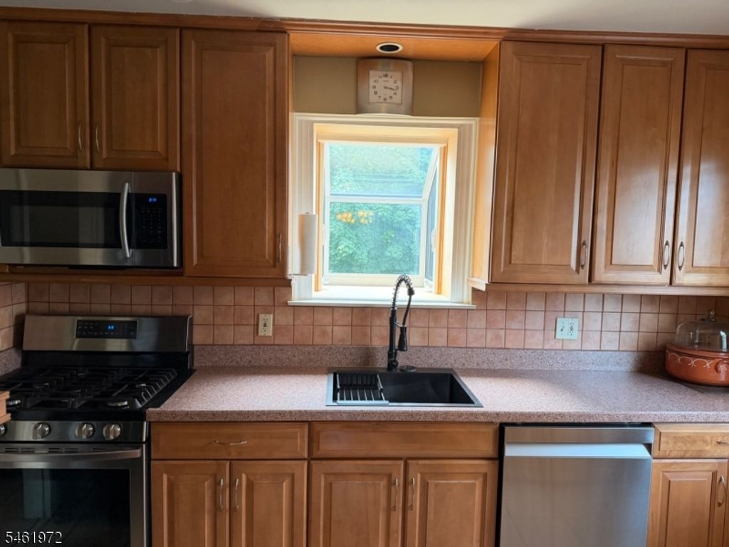 Image 9 of property listing at 830 Travers St, Union Twp., NJ 07083