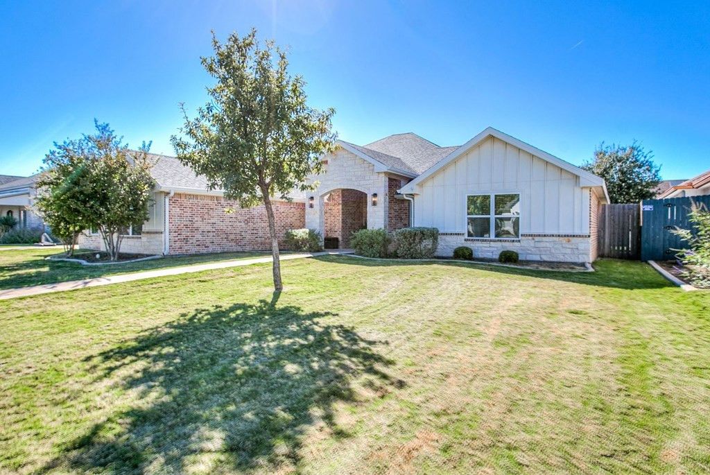 Image 5 of property listing at 1833 Castle Pines, San Angelo, TX 76904