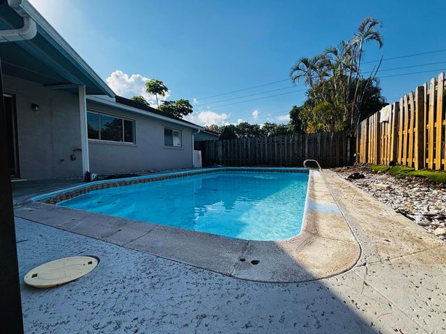 2324 NW 98th Terrace, Coral Springs, FL 33065